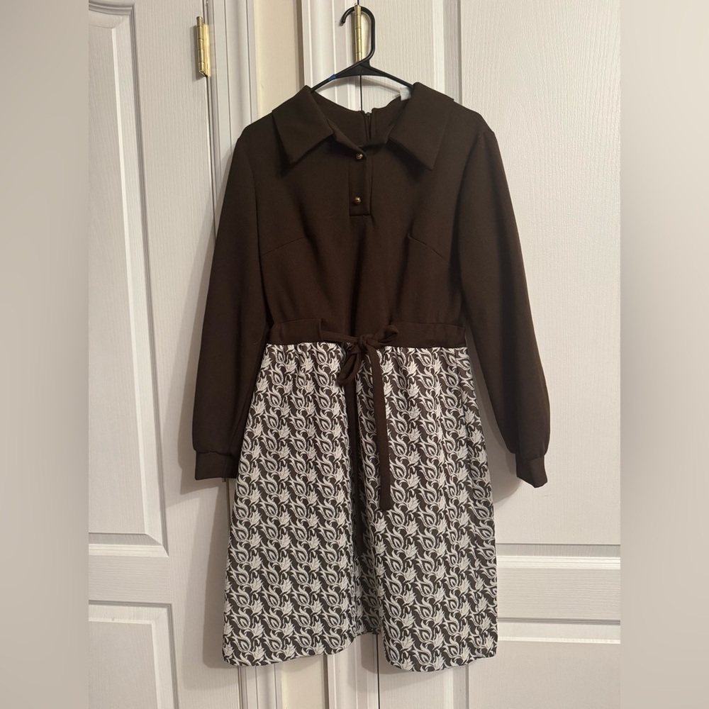 Adorable 70s dagger collar dress